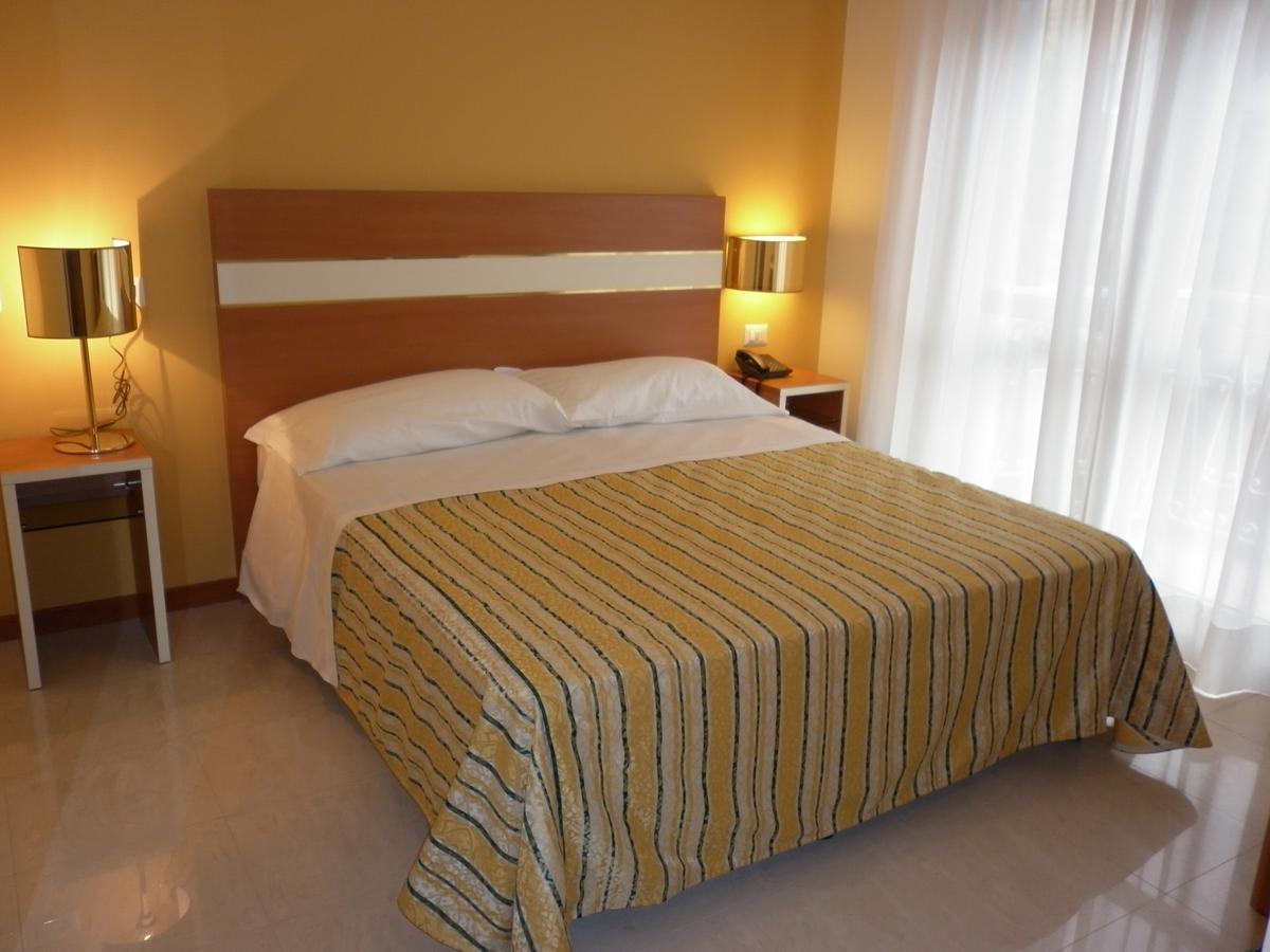 Hotel Gf เชซาโนบอสโกเน ภายนอก รูปภาพ