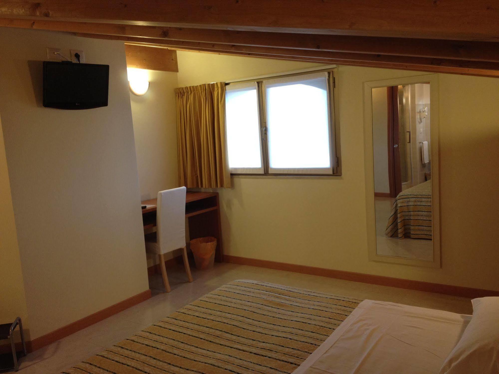 Hotel Gf เชซาโนบอสโกเน ภายนอก รูปภาพ