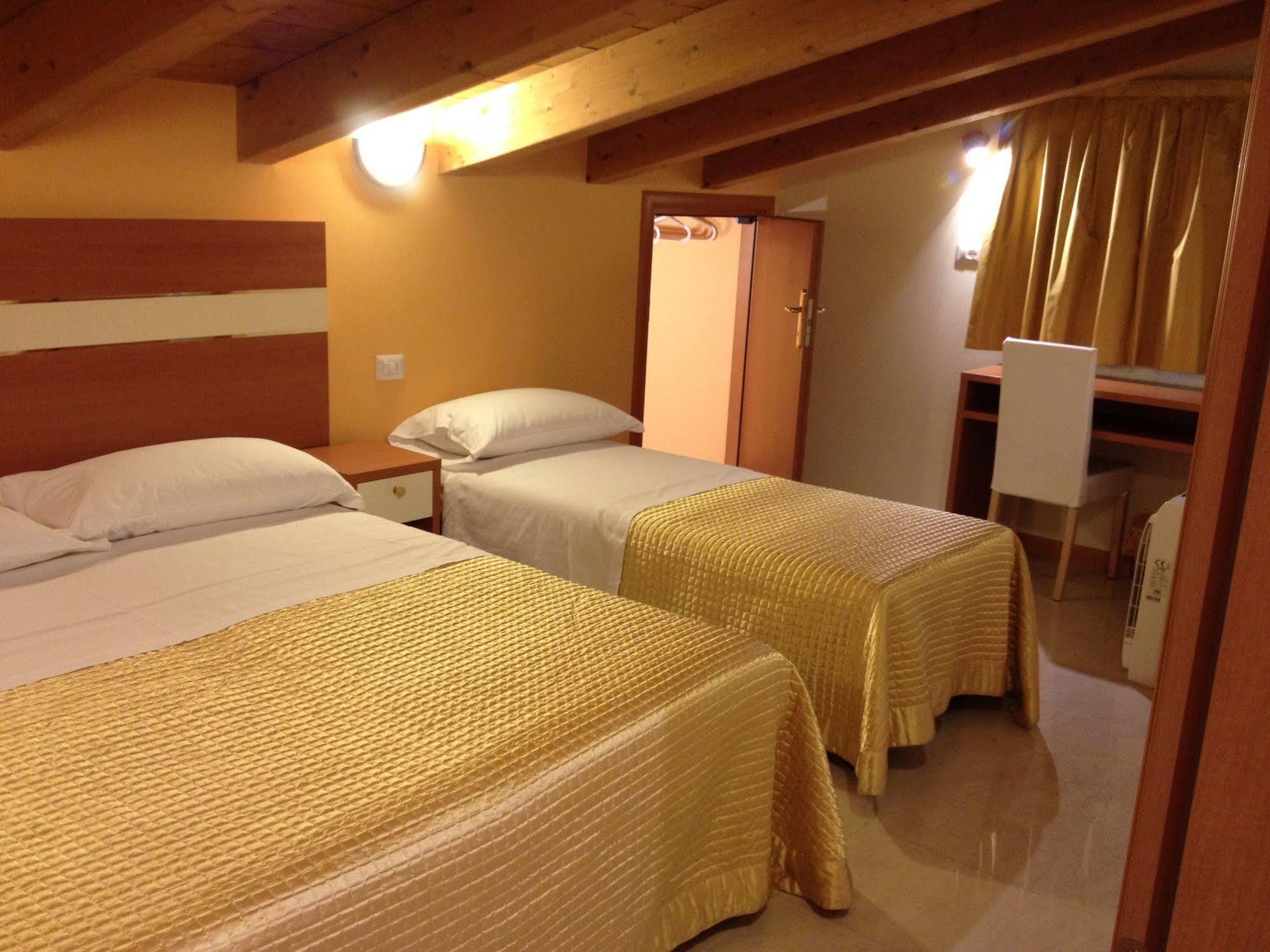 Hotel Gf เชซาโนบอสโกเน ภายนอก รูปภาพ
